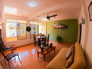 Familienzimmer, Mehrere Betten | Wohnbereich | 32-Zoll-Smart-TV mit Digitalempfang, Fernseher