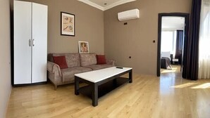 ملاءات للفراش لا تسبب الحساسية وخزنة داخل الغرفة ومكتب