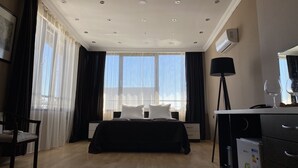 ملاءات للفراش لا تسبب الحساسية وخزنة داخل الغرفة ومكتب
