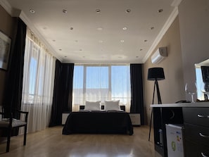 Quarto exclusivo | Roupas de cama antialérgicas, cofres nos quartos, escrivaninha