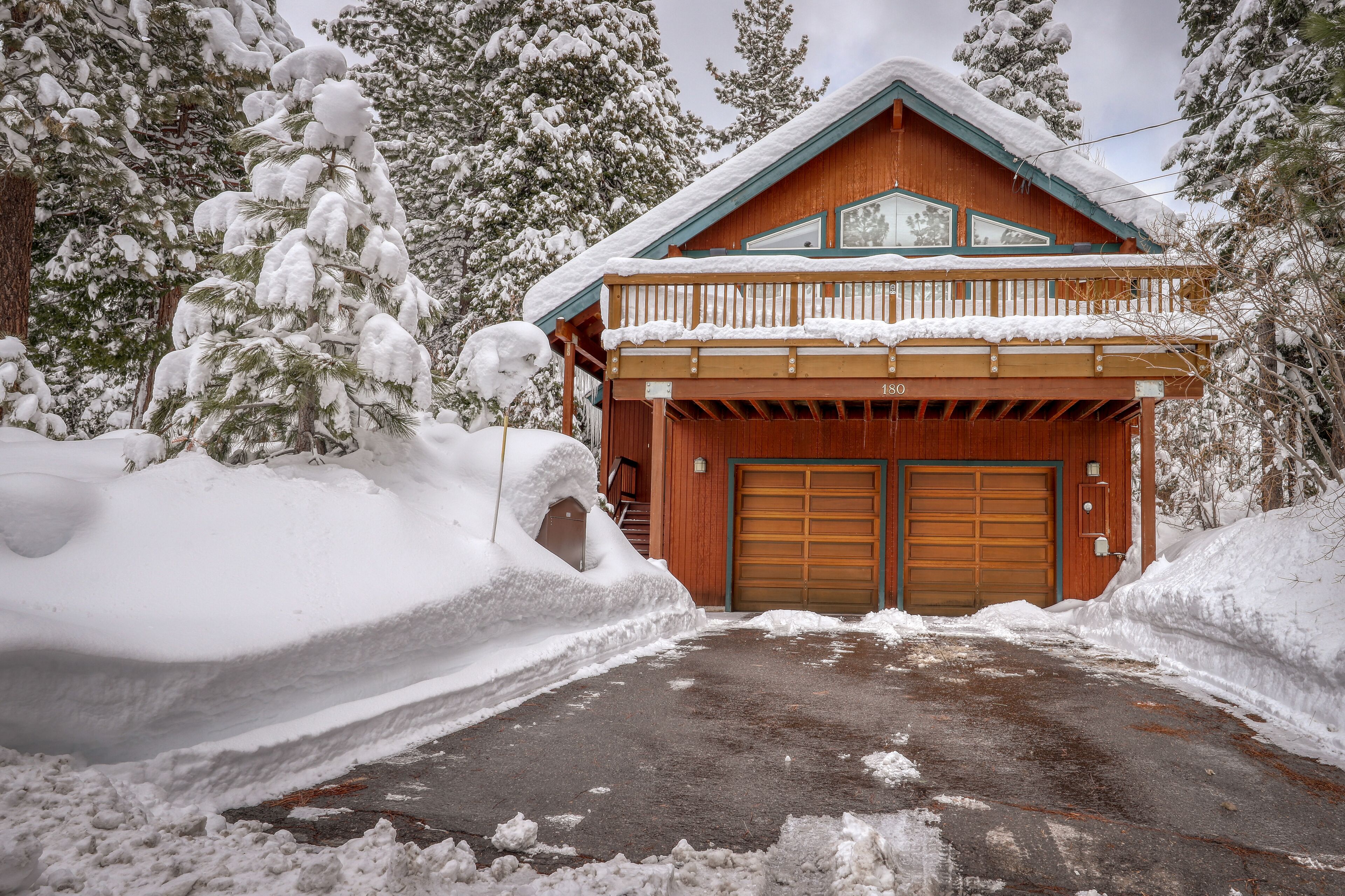 Charming house near skiing & trails with balcony, deck, & full kitchen