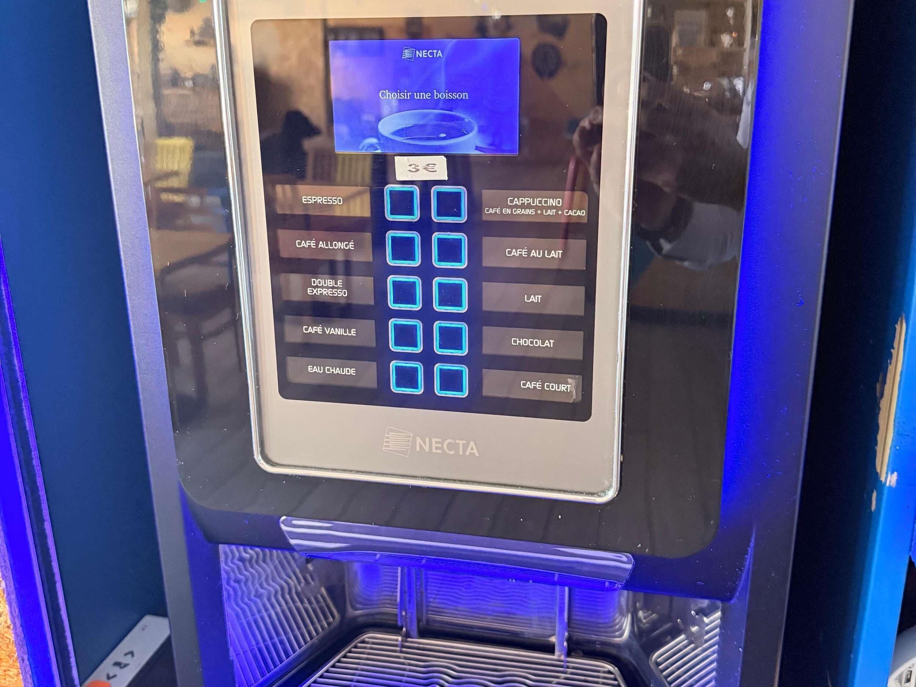 Un distributeur de café doté d’un écran tactile affichant différentes options de boissons.