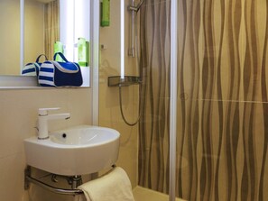 Desk, free WiFi, bed sheets - Greet Hotel Marseille Provence Aéroport (Vitrolles)