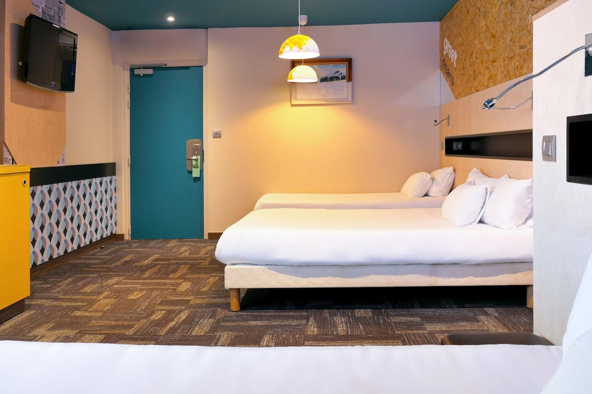 Desk, free WiFi, bed sheets
