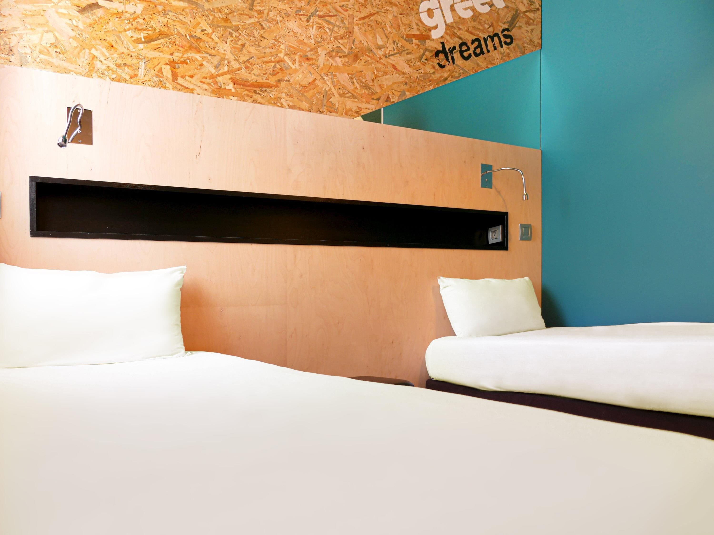 Chambre, 2 lits une place (Pop) | Bureau, Wi-Fi gratuit, draps fournis