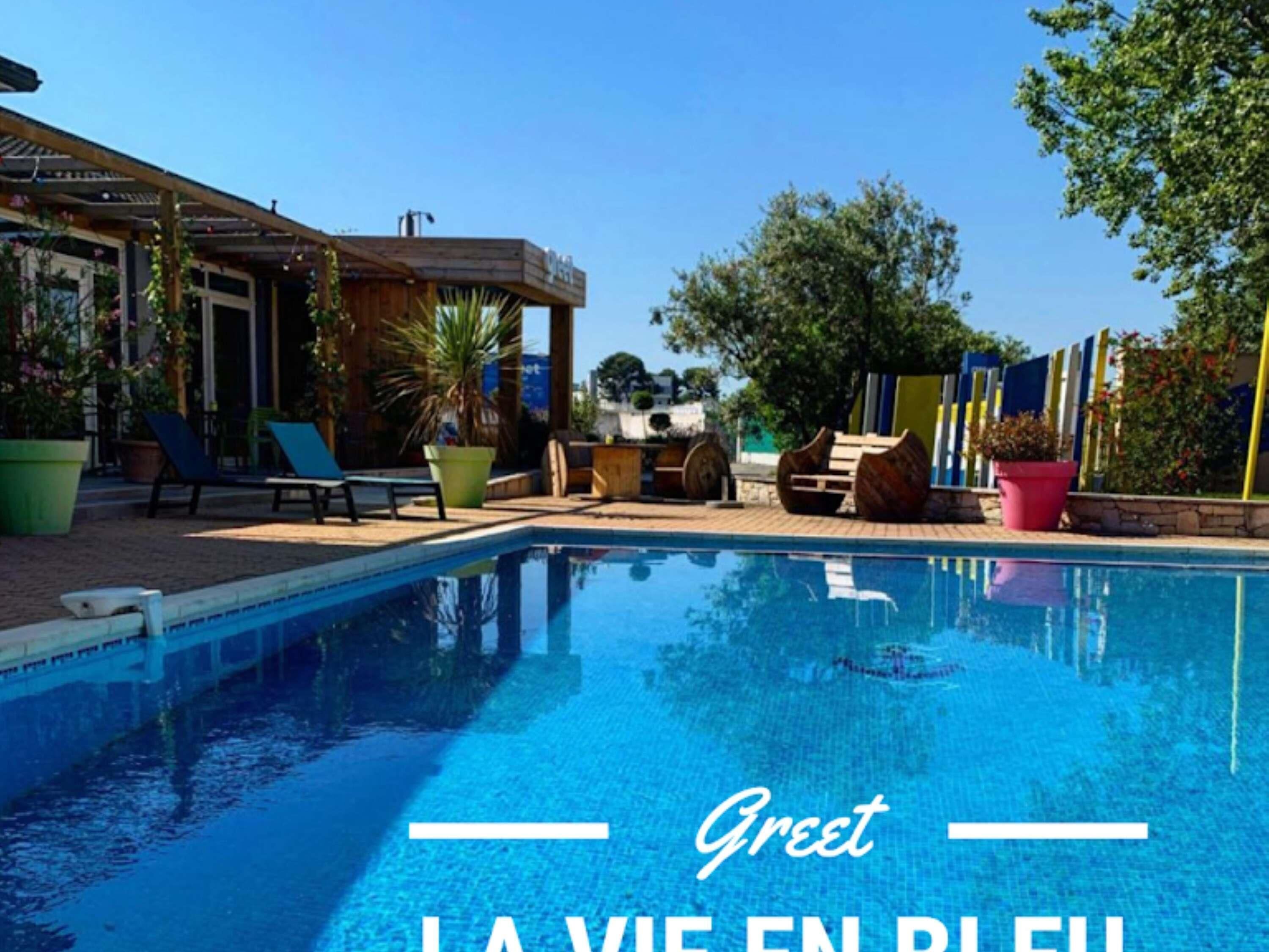 Piscine extérieure, chaises longues