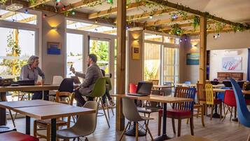 Se sirven cenas y cocina regional