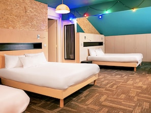 Habitación familiar (4 people) | Escritorio, wifi gratis y ropa de cama