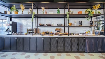 Petit déjeuner continental (12 EUR par personne)