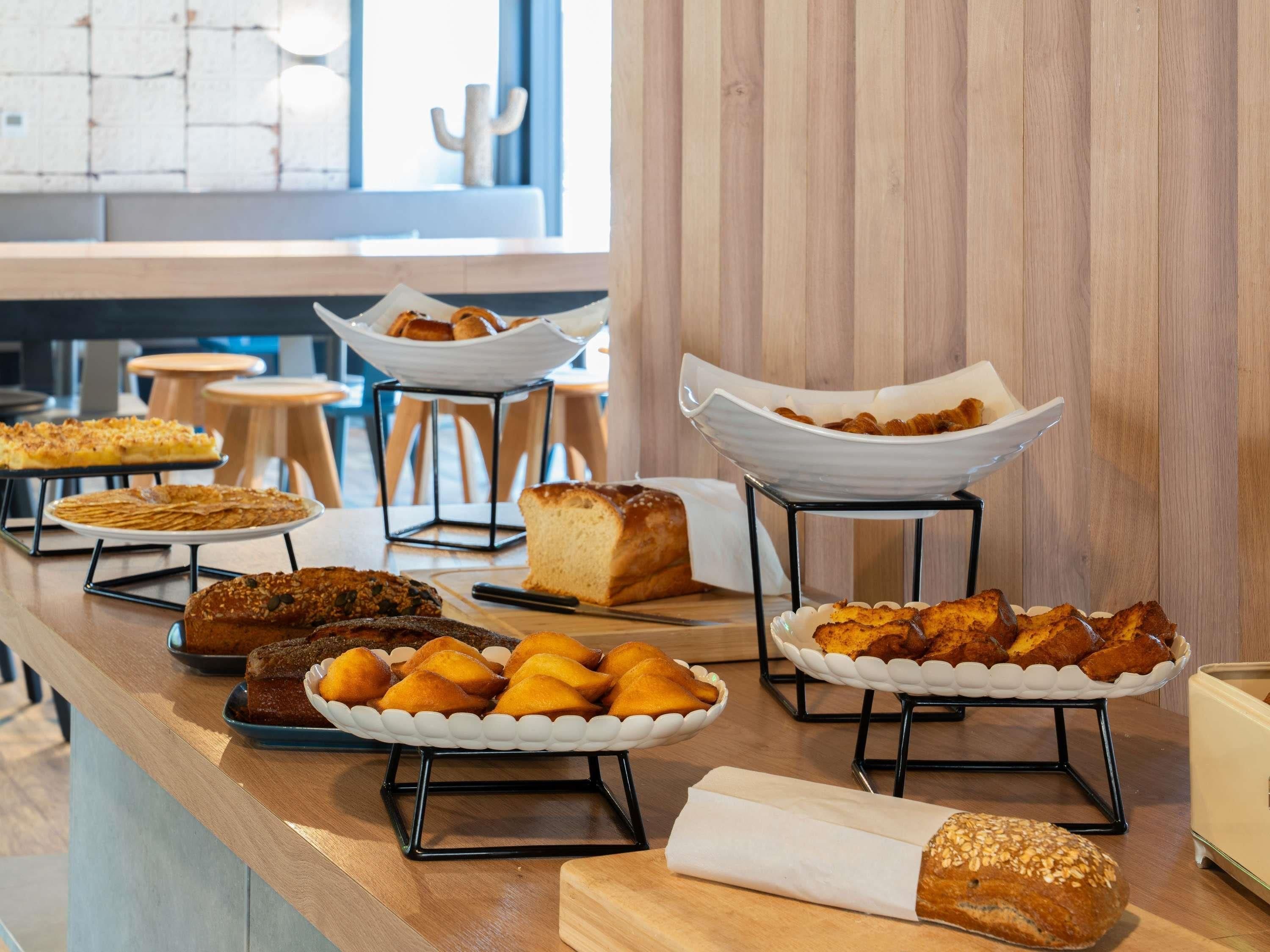 Un tavolo da buffet con diversi prodotti da forno e pasticceria.