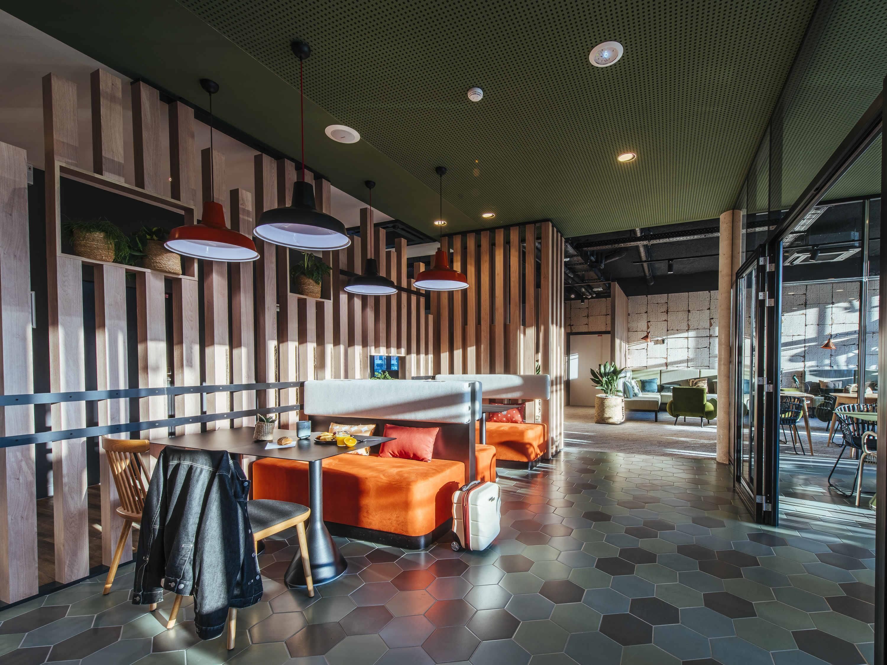 Dagelijks continentaal ontbijt (EUR 12 per persoon)