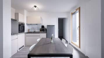 Geladeira grande, micro-ondas, fogĂŁo, cooktop