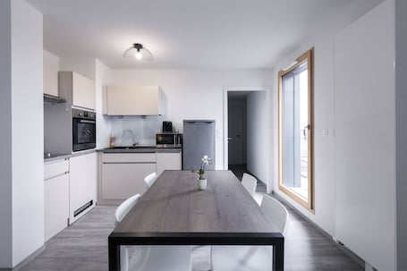 Full-size fridge, microwave, oven, stovetop