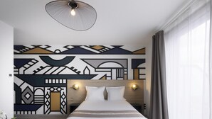 A modern hotel room with a bed, bedside lamps, a geometric wall design, and a window with curtains. - Aparthotel Adagio Bâle Mulhouse Aéroport (Blotzheim)