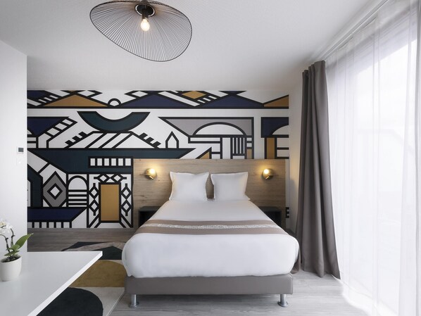 A modern hotel room with a bed, bedside lamps, a geometric wall design, and a window with curtains. - Aparthotel Adagio Bâle Mulhouse Aéroport (Blotzheim)