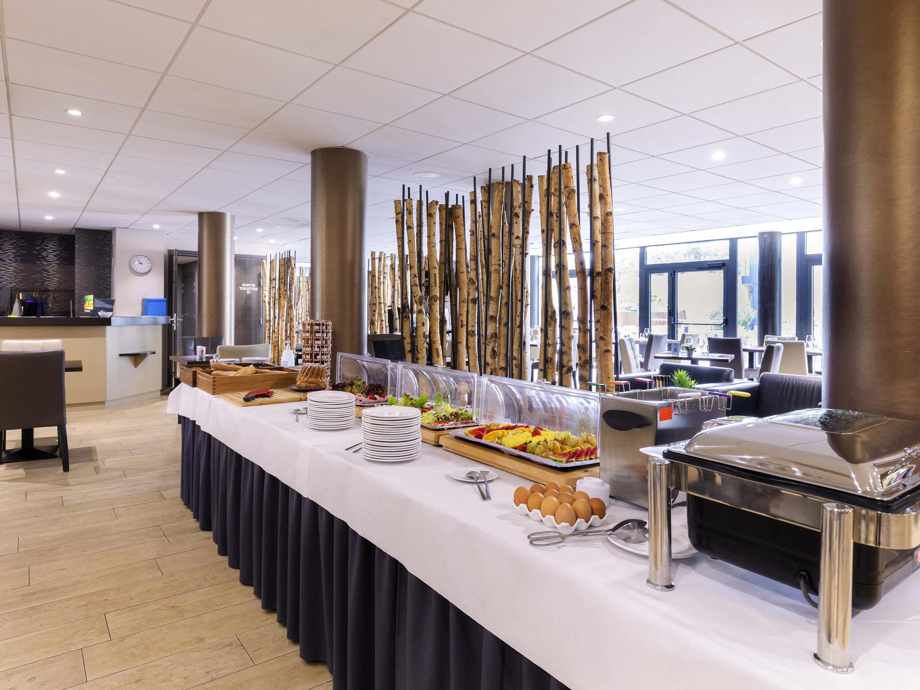 Sarapan bufet setiap hari (EUR 18 seorang) 