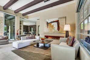 Een smart-tv, een open haard, een dvd-speler en een stereo