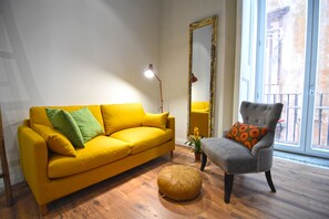 Exclusive-Maisonette (Mezzocannone) | Wohnbereich | 43-Zoll-Smart-TV mit Digitalempfang, Fernseher