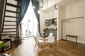 Superior-Maisonette (Paladino) | Wohnbereich | 43-Zoll-Smart-TV mit Digitalempfang, Fernseher