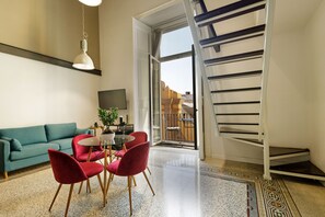 Junior-Suite (Guantai) | Wohnbereich | 43-Zoll-Smart-TV mit Digitalempfang, Fernseher