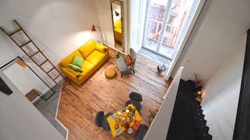Appartement Duplex Exclusif (Mezzocannone) | Coin séjour | TV connectée de 43 pouces avec chaînes numériques, télévision