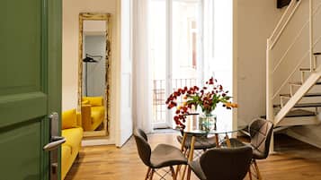 Exclusive Duplex (Mezzocannone) | Living area | 43-inch Smart TV with digital channels, TV