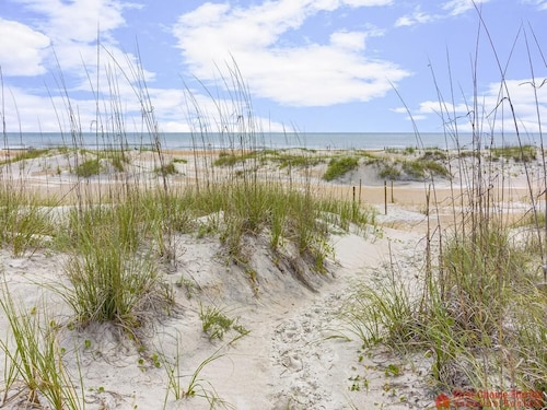 Beachy Townhome ~ Pet Friendly ~ Steps to the Beach!!!