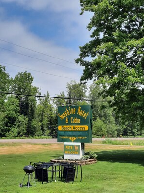 BBQ/picnic area - Sunshine Motel and Cabins (Ontonagon)