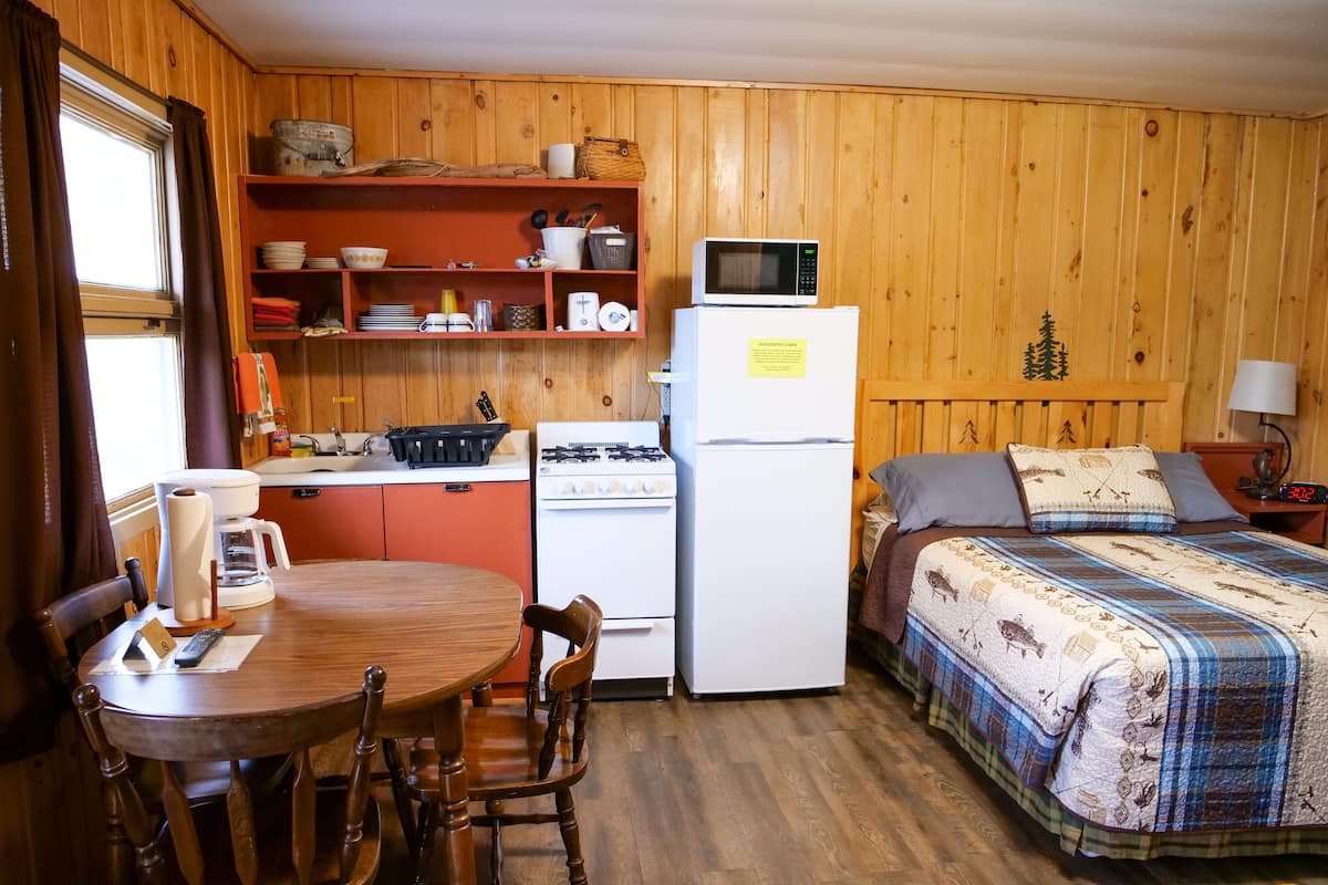 Basic Studio Suite | Individually decorated, individually furnished, iron/ironing board