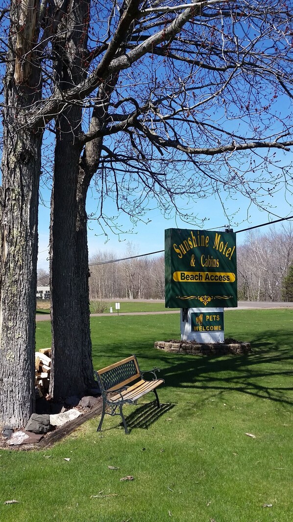 Exterior detail - Sunshine Motel and Cabins (Ontonagon)