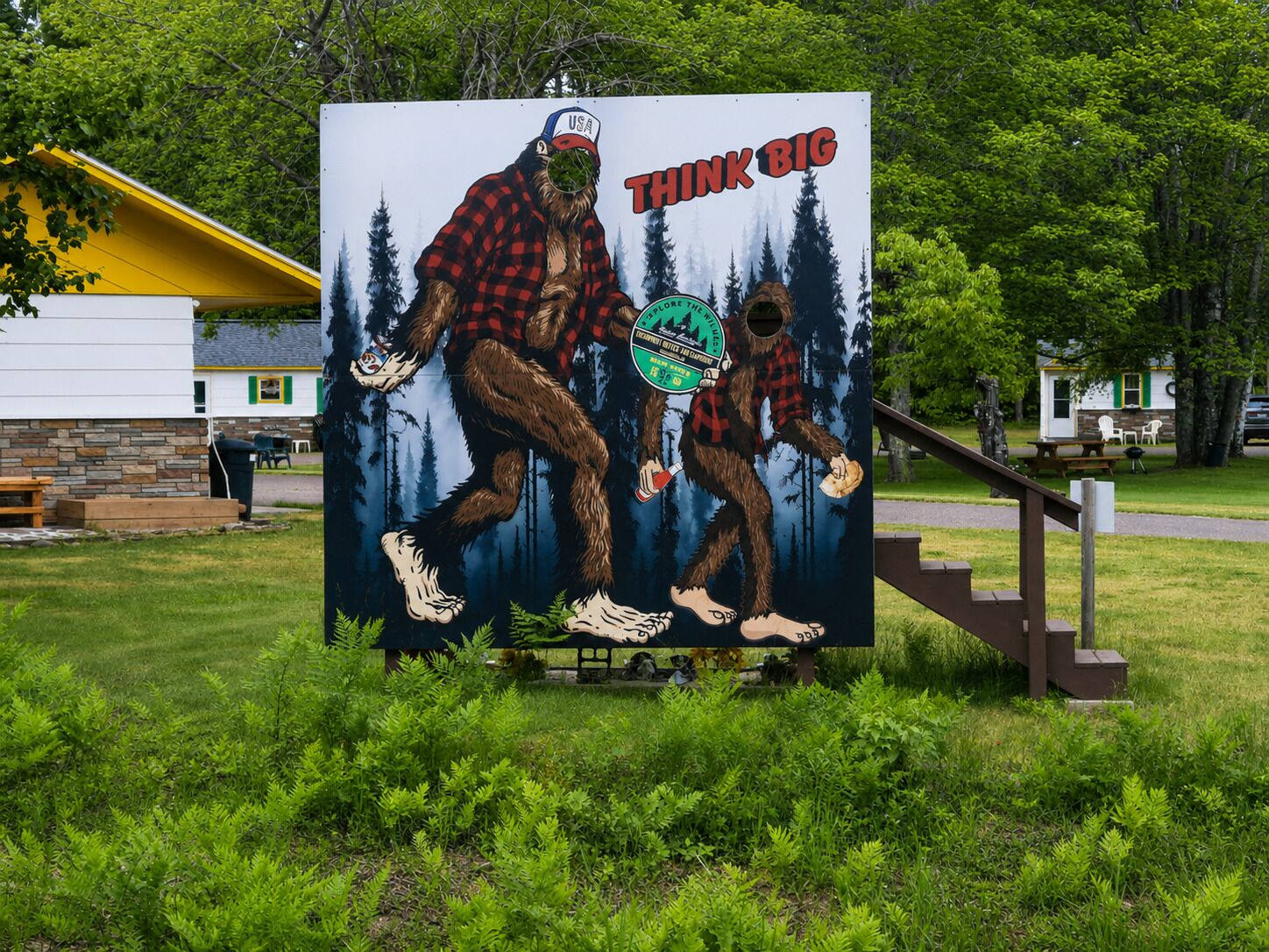 Un cartel grande al aire libre con un personaje de caricatura y el texto 'THINK BIG'.