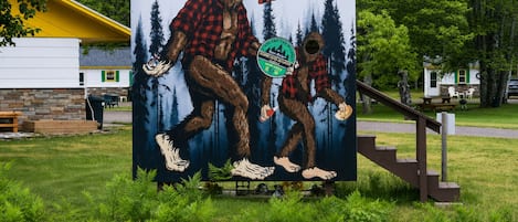 Un cartel grande al aire libre con un personaje de caricatura y el texto 'THINK BIG'.