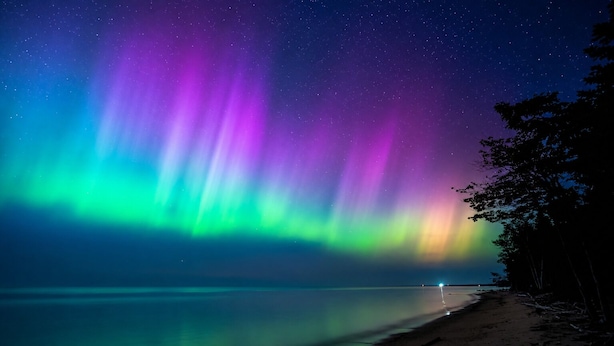 A beach with a view of the night sky featuring the Northern Lights. - Sunshine Motel and Cabins (Ontonagon)
