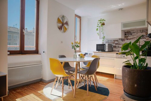 Bright 57 m² duplex apartment on 2nd floor, in the heart of Vieux Valence.