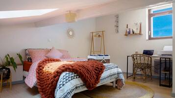 4 bedrooms, desk, iron/ironing board, WiFi