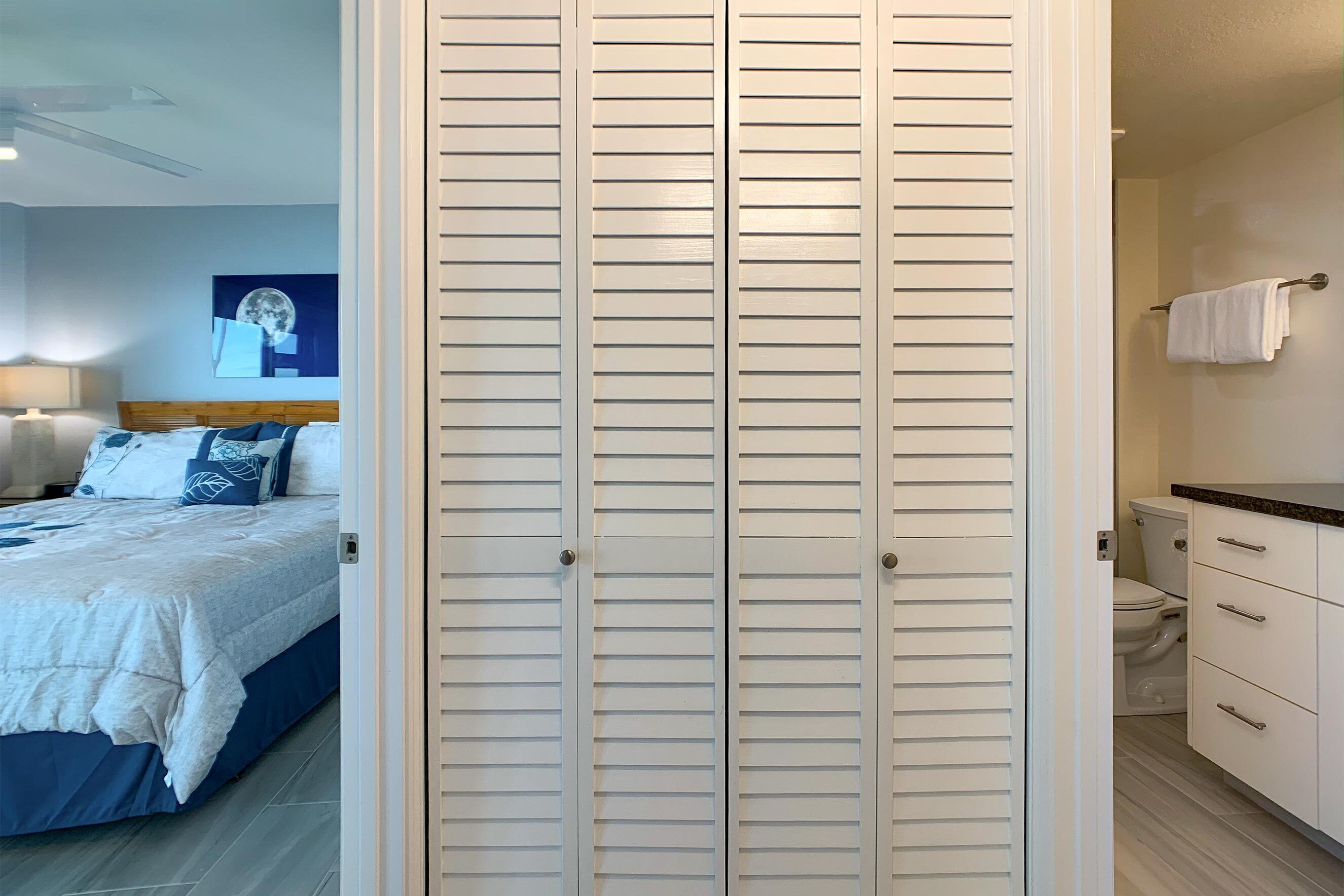 Une chambre à coucher avec un lit, une table de chevet et une fenêtre.