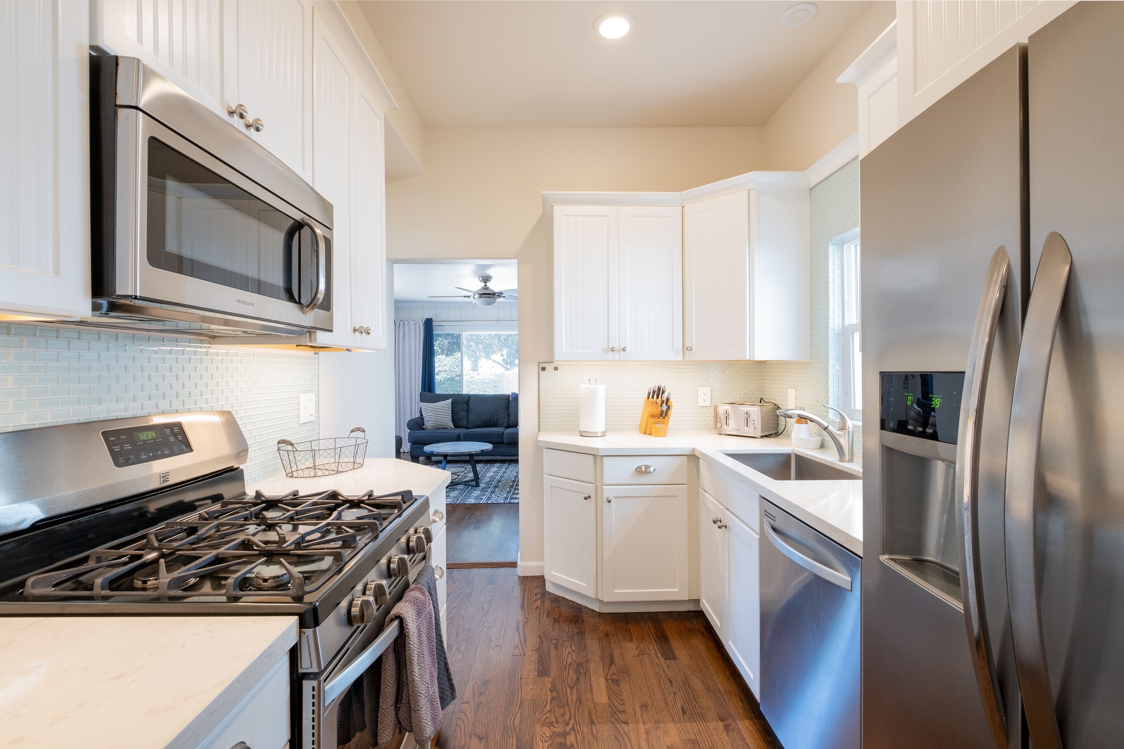 ثلاجة، ميكروويف، فرن، موقد طهي مسطح