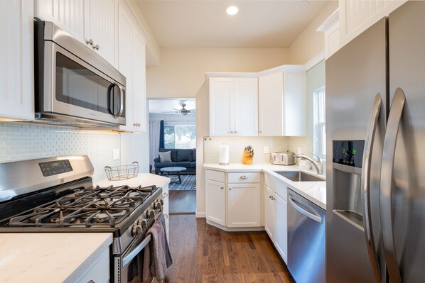 Refrigerador, microondas, horno y parrilla de estufa