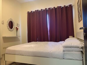 1 bedroom, WiFi - Full Lake view near to Metro station  (JLT)