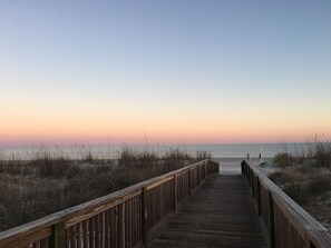 Nær stranden og solsenger