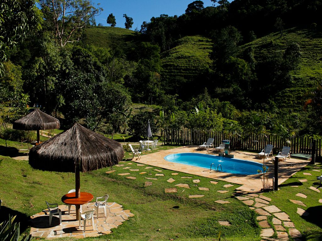 Piscina externa, espreguiçadeiras