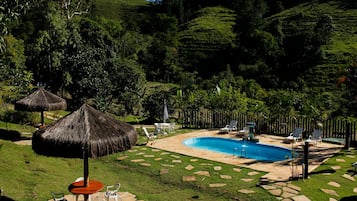 Piscina externa, espreguiçadeiras
