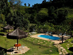 Outdoor pool, pool loungers - Pousada Araucária (São Luiz do Paraitinga)