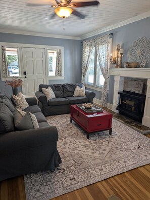 Smart TV, caminetto, libri, studio