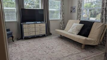 Smart-TV, Kamin, Bücher, Arbeitsbereiche