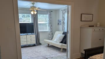 3 bedrooms, desk, iron/ironing board, travel crib