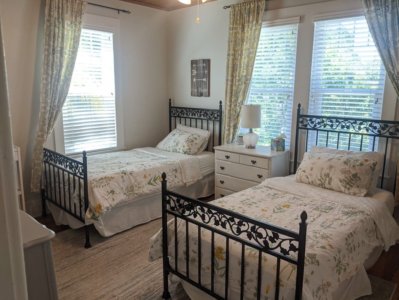 3 Schlafzimmer, Schreibtisch, Bügeleisen/Bügelbrett, Reisekinderbett