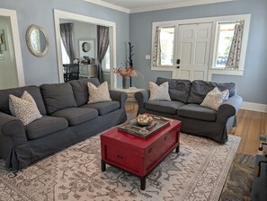 Smart TV, fireplace, books, offices - This Suite Old House (Cocoa)