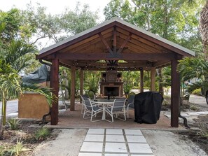 Outdoor dining - This Suite Old House (Cocoa)