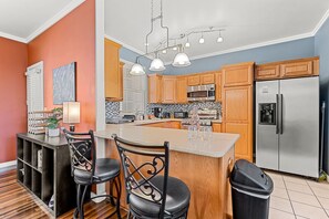 冷蔵庫、電子レンジ、オーブン、コンロ